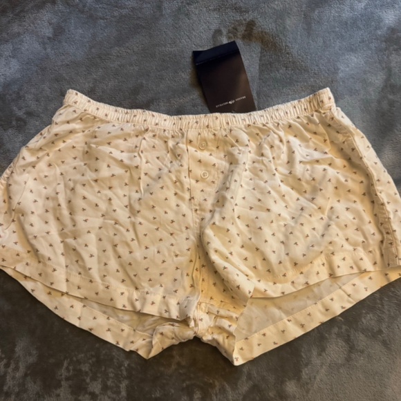 Brandy Melville tulip shorts - Picture 1 of 1